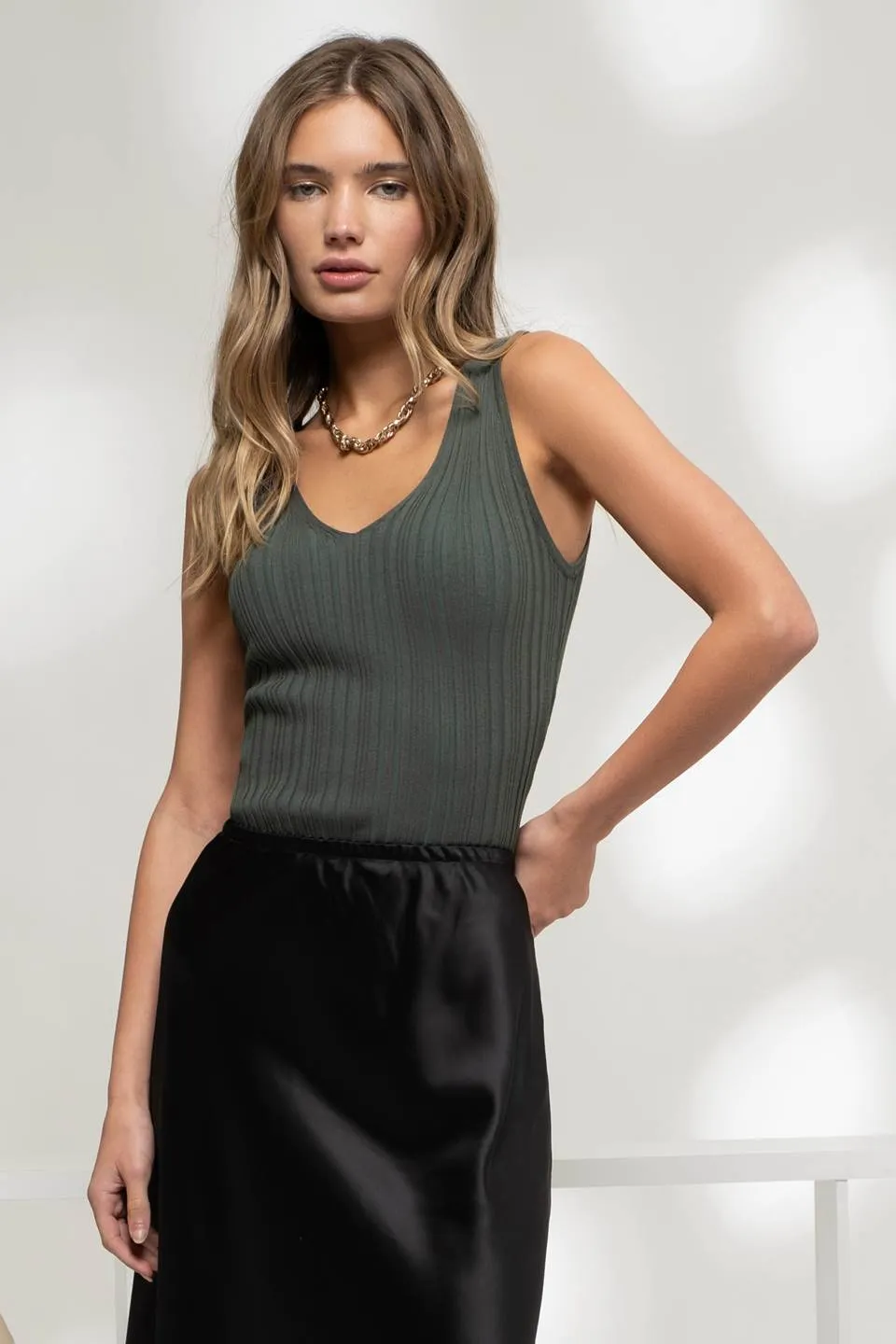 SLEEVELESS V NECK SWEATER KNIT TOP